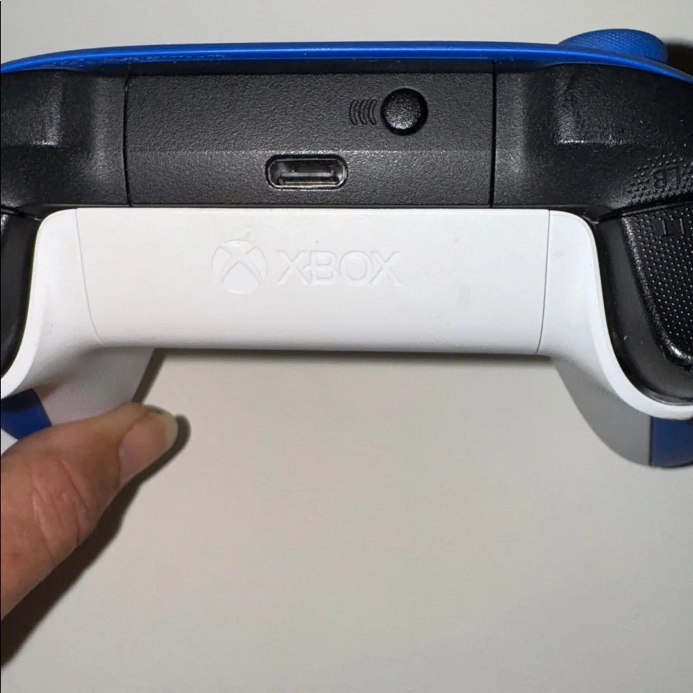 Microsoft Xbox Wireless Controller in Shock Blue
